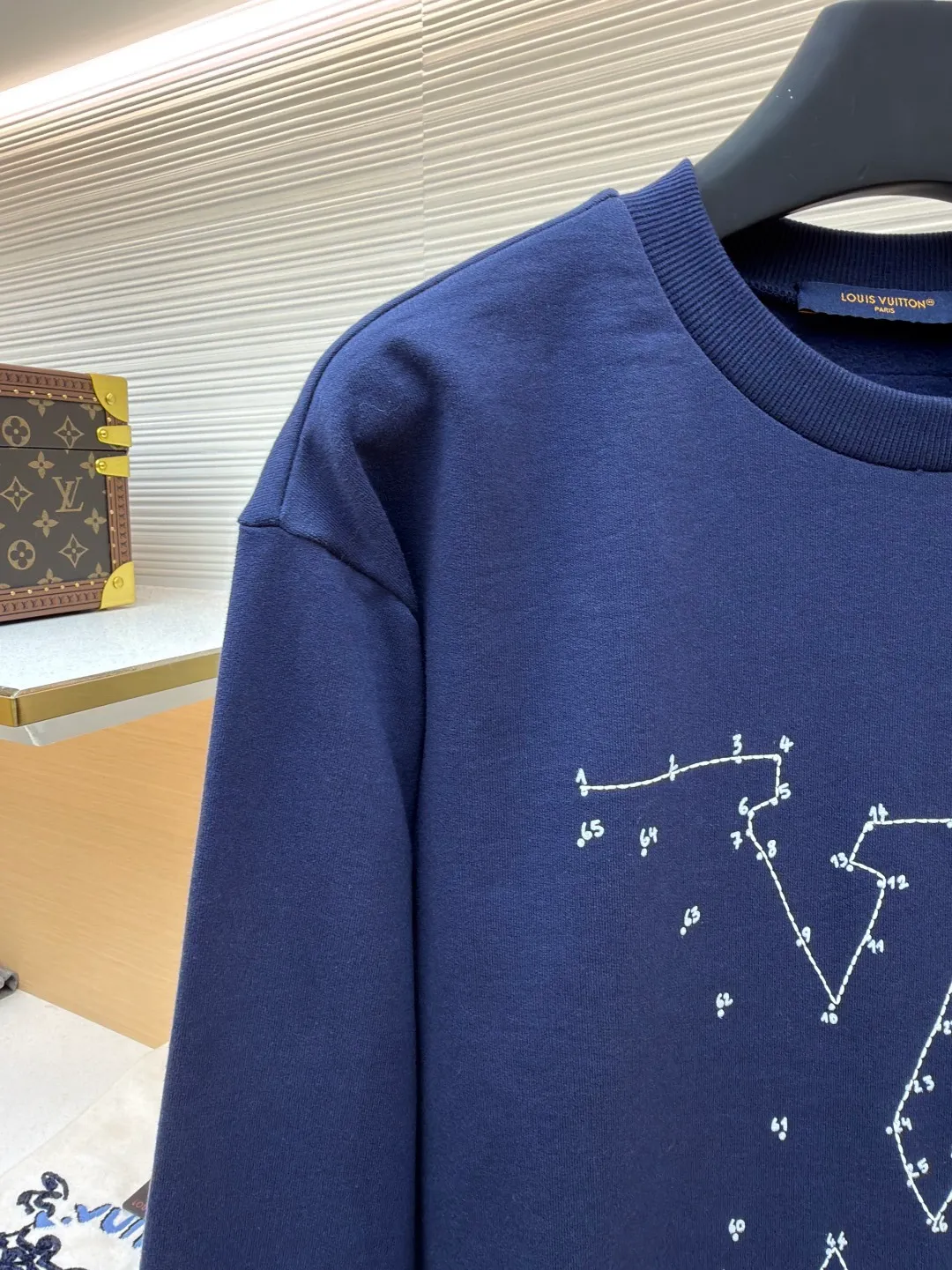 LOUIS VUITTON constellation embroidered round neck sweatshirt ●Original version: purchased and developed for 7499 ●Item number: 1681804-A90 ●Fabric: cotton sweatshirt fabric ●Technology: embroidery production ●Color: navy blue ●Version: fitted version ●Weight: about 485 grams ●Size: S-M-L-XL ●Description: 32s double-ply cotton sweatshirt fabric After the gray cloth is dyed and finalized, the base fabric is subjected to a fleece shearing process. An eight-claw machine is used for screen printing and laser engraving on kefir. The printing effect is matte and feels light and thin. The embroidery uses a Tajima embroidery machine imported from Japan. The overall wiring is straight and delicate, the fabric is comfortable and soft, and the color is consistent without color difference. It can be matched with the same style to create a fashionable look and control various occasions. Customized accessories, complete with three standards, same style for men and women!